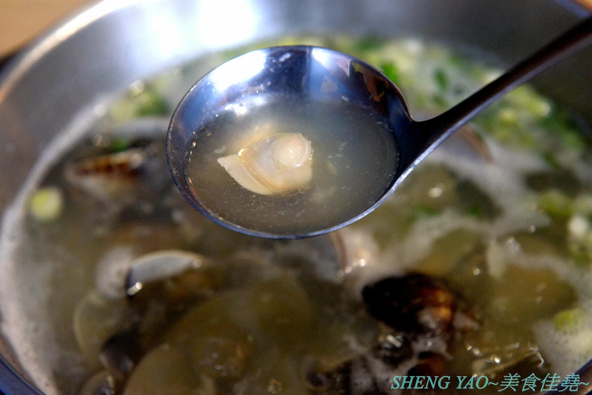 [台中沙鹿]絕品火鍋 新店面新菜單 – 海線指標性火鍋店,最強蒸氣火鍋,新店面停車更方便了,新推出絕地豪華蒸氣火鍋和個人精緻小龍蝦鍋,一個人或是多人來吃都非常推薦,大推個人精緻小龍蝦鍋,