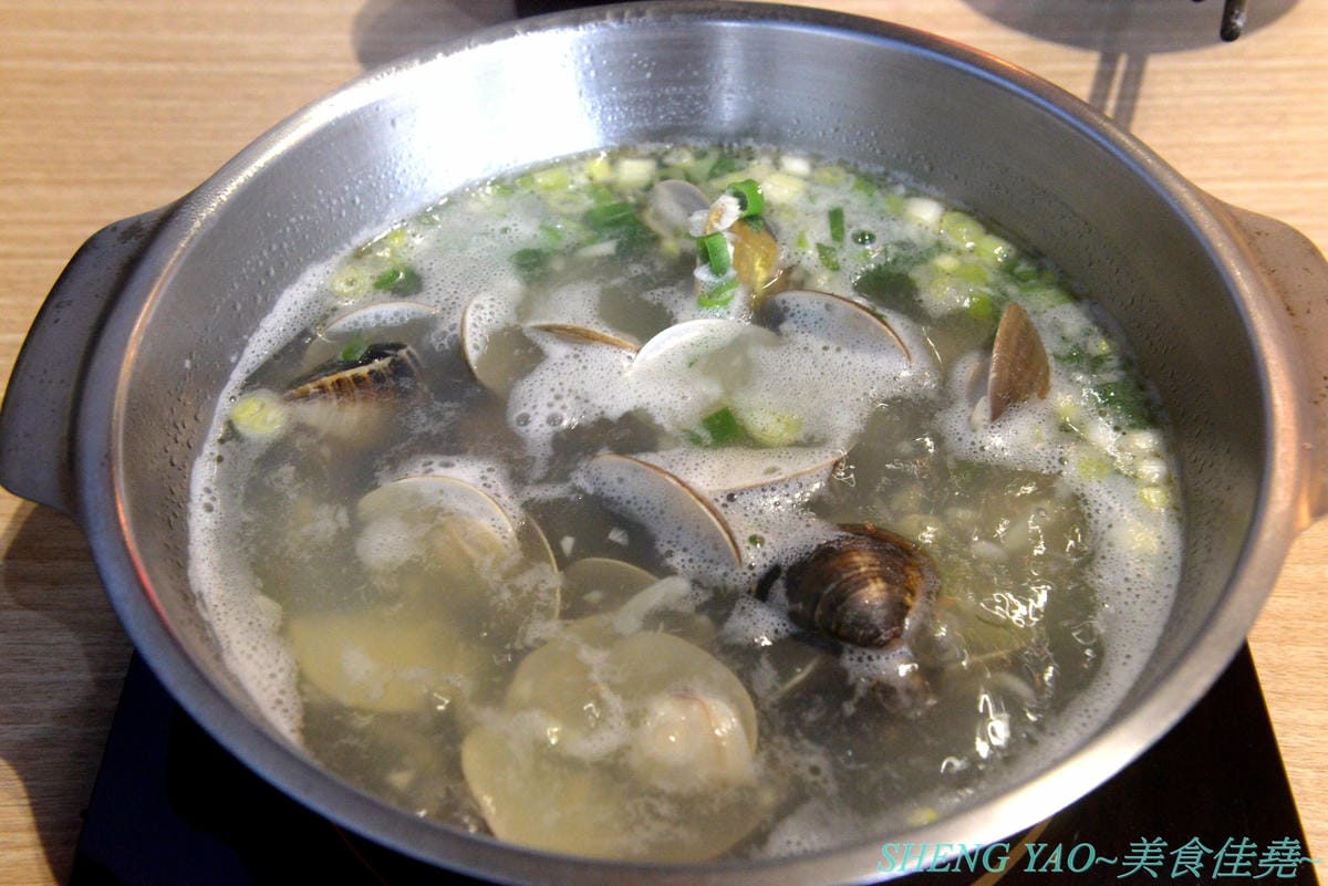 [台中沙鹿]絕品火鍋 新店面新菜單 – 海線指標性火鍋店,最強蒸氣火鍋,新店面停車更方便了,新推出絕地豪華蒸氣火鍋和個人精緻小龍蝦鍋,一個人或是多人來吃都非常推薦,大推個人精緻小龍蝦鍋,