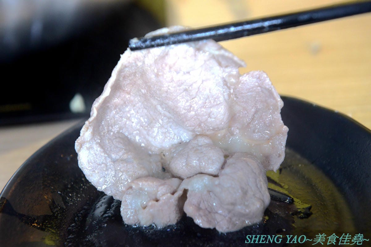 [台中沙鹿]絕品火鍋 新店面新菜單 – 海線指標性火鍋店,最強蒸氣火鍋,新店面停車更方便了,新推出絕地豪華蒸氣火鍋和個人精緻小龍蝦鍋,一個人或是多人來吃都非常推薦,大推個人精緻小龍蝦鍋,