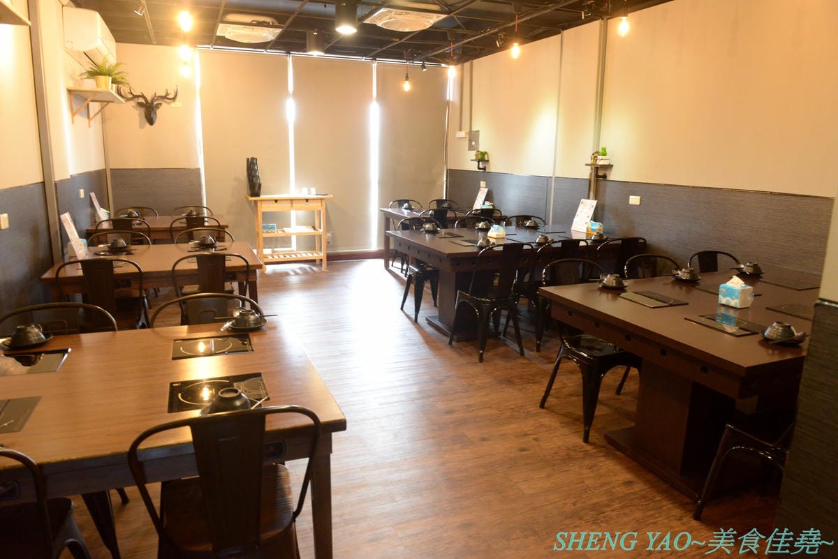 [台中沙鹿]絕品火鍋 新店面新菜單 – 海線指標性火鍋店,最強蒸氣火鍋,新店面停車更方便了,新推出絕地豪華蒸氣火鍋和個人精緻小龍蝦鍋,一個人或是多人來吃都非常推薦,大推個人精緻小龍蝦鍋,