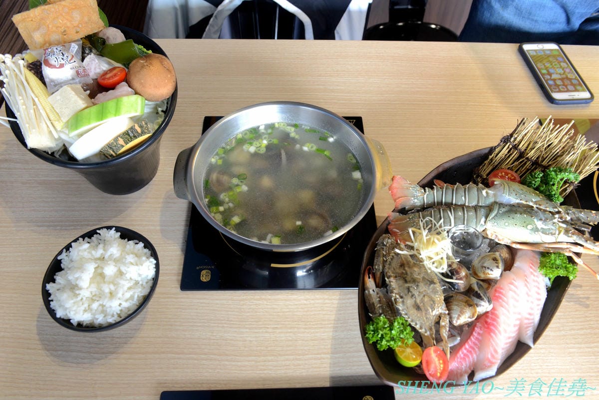 [台中沙鹿]絕品火鍋 新店面新菜單 – 海線指標性火鍋店,最強蒸氣火鍋,新店面停車更方便了,新推出絕地豪華蒸氣火鍋和個人精緻小龍蝦鍋,一個人或是多人來吃都非常推薦,大推個人精緻小龍蝦鍋,