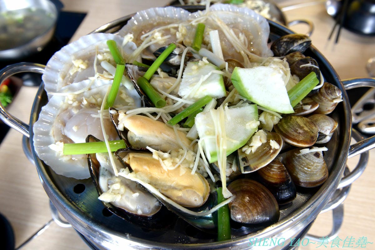 [台中沙鹿]絕品火鍋 新店面新菜單 – 海線指標性火鍋店,最強蒸氣火鍋,新店面停車更方便了,新推出絕地豪華蒸氣火鍋和個人精緻小龍蝦鍋,一個人或是多人來吃都非常推薦,大推個人精緻小龍蝦鍋,