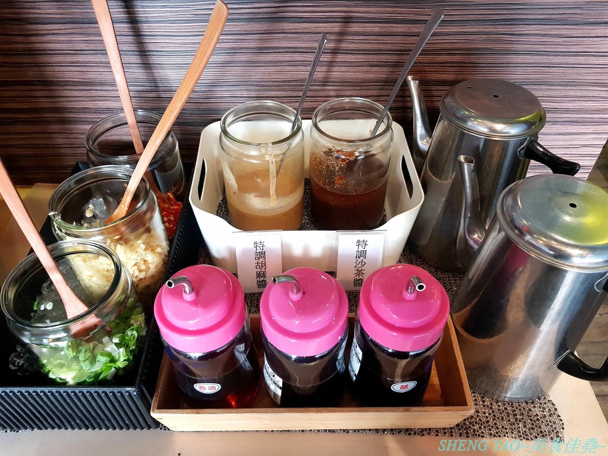 [台中沙鹿]絕品火鍋 新店面新菜單 – 海線指標性火鍋店,最強蒸氣火鍋,新店面停車更方便了,新推出絕地豪華蒸氣火鍋和個人精緻小龍蝦鍋,一個人或是多人來吃都非常推薦,大推個人精緻小龍蝦鍋,