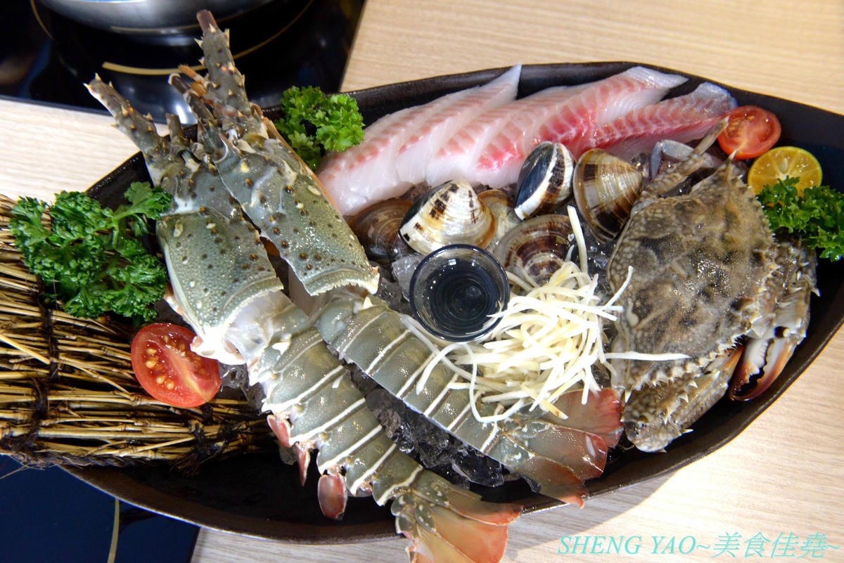 [台中沙鹿]絕品火鍋 新店面新菜單 – 海線指標性火鍋店,最強蒸氣火鍋,新店面停車更方便了,新推出絕地豪華蒸氣火鍋和個人精緻小龍蝦鍋,一個人或是多人來吃都非常推薦,大推個人精緻小龍蝦鍋,