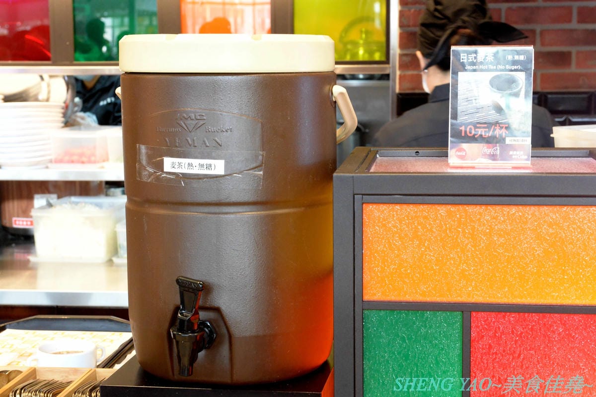 [台中梧棲]銀座宮下和風洋食 – 東京銀座的超人氣景觀餐廳”江戸前肉割烹 宮下”來台開設海外第一間分店,不賣日式料理改賣和風洋食,口味相當不錯,醬燒牛歐姆蛋飯和咖哩飯都好吃,價格親民。