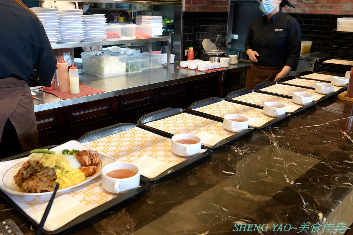 [台中梧棲]銀座宮下和風洋食 – 東京銀座的超人氣景觀餐廳”江戸前肉割烹 宮下”來台開設海外第一間分店,不賣日式料理改賣和風洋食,口味相當不錯,醬燒牛歐姆蛋飯和咖哩飯都好吃,價格親民。