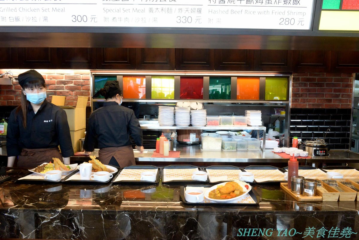 [台中梧棲]銀座宮下和風洋食 – 東京銀座的超人氣景觀餐廳”江戸前肉割烹 宮下”來台開設海外第一間分店,不賣日式料理改賣和風洋食,口味相當不錯,醬燒牛歐姆蛋飯和咖哩飯都好吃,價格親民。