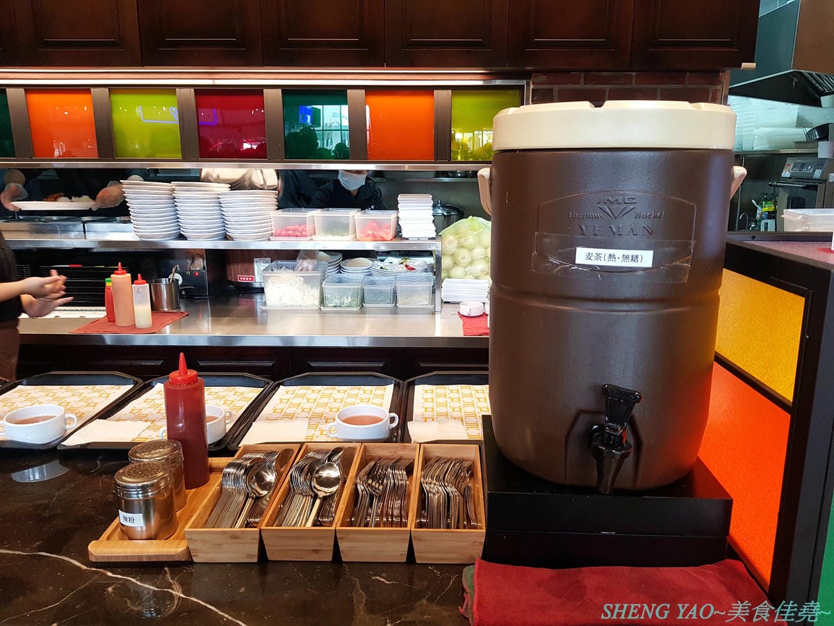 [台中梧棲]銀座宮下和風洋食 – 東京銀座的超人氣景觀餐廳”江戸前肉割烹 宮下”來台開設海外第一間分店,不賣日式料理改賣和風洋食,口味相當不錯,醬燒牛歐姆蛋飯和咖哩飯都好吃,價格親民。