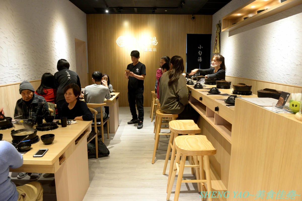[台中東區]小旬湯 樂農.鑄鐵鍋 太平店 – 嘉義知名火鍋店進軍台中,日系木質裝潢,鍋子是用南部鐵器鑄鐵鍋並結合在地小農蔬果食材,平實價位且不收服務費,食肉族必點他們的福岡博多肉肉圈火鍋