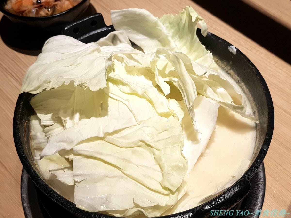 [台中東區]小旬湯 樂農.鑄鐵鍋 太平店 – 嘉義知名火鍋店進軍台中,日系木質裝潢,鍋子是用南部鐵器鑄鐵鍋並結合在地小農蔬果食材,平實價位且不收服務費,食肉族必點他們的福岡博多肉肉圈火鍋