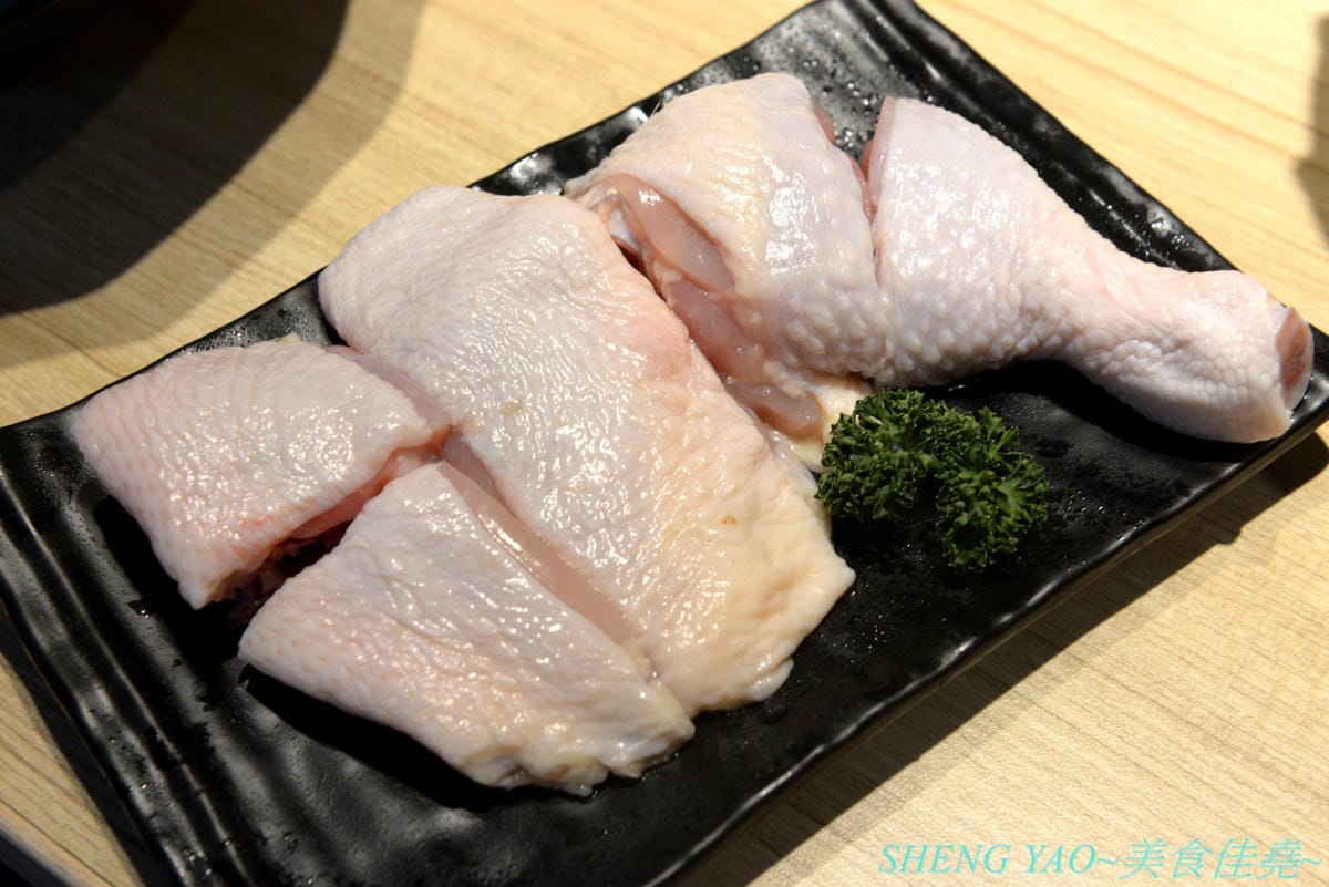 [台中東區]小旬湯 樂農.鑄鐵鍋 太平店 – 嘉義知名火鍋店進軍台中,日系木質裝潢,鍋子是用南部鐵器鑄鐵鍋並結合在地小農蔬果食材,平實價位且不收服務費,食肉族必點他們的福岡博多肉肉圈火鍋