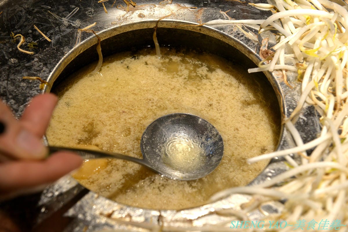 [台中東區]小旬湯 樂農.鑄鐵鍋 太平店 – 嘉義知名火鍋店進軍台中,日系木質裝潢,鍋子是用南部鐵器鑄鐵鍋並結合在地小農蔬果食材,平實價位且不收服務費,食肉族必點他們的福岡博多肉肉圈火鍋