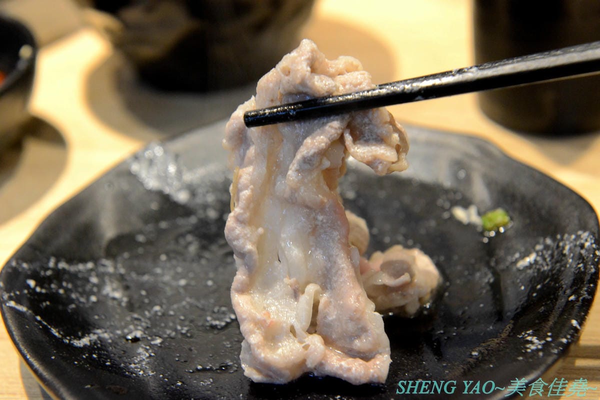 [台中東區]小旬湯 樂農.鑄鐵鍋 太平店 – 嘉義知名火鍋店進軍台中,日系木質裝潢,鍋子是用南部鐵器鑄鐵鍋並結合在地小農蔬果食材,平實價位且不收服務費,食肉族必點他們的福岡博多肉肉圈火鍋