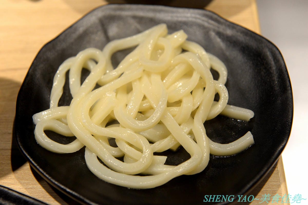 [台中東區]小旬湯 樂農.鑄鐵鍋 太平店 – 嘉義知名火鍋店進軍台中,日系木質裝潢,鍋子是用南部鐵器鑄鐵鍋並結合在地小農蔬果食材,平實價位且不收服務費,食肉族必點他們的福岡博多肉肉圈火鍋