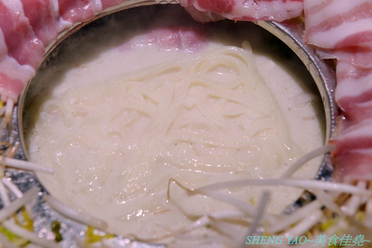 [台中東區]小旬湯 樂農.鑄鐵鍋 太平店 – 嘉義知名火鍋店進軍台中,日系木質裝潢,鍋子是用南部鐵器鑄鐵鍋並結合在地小農蔬果食材,平實價位且不收服務費,食肉族必點他們的福岡博多肉肉圈火鍋