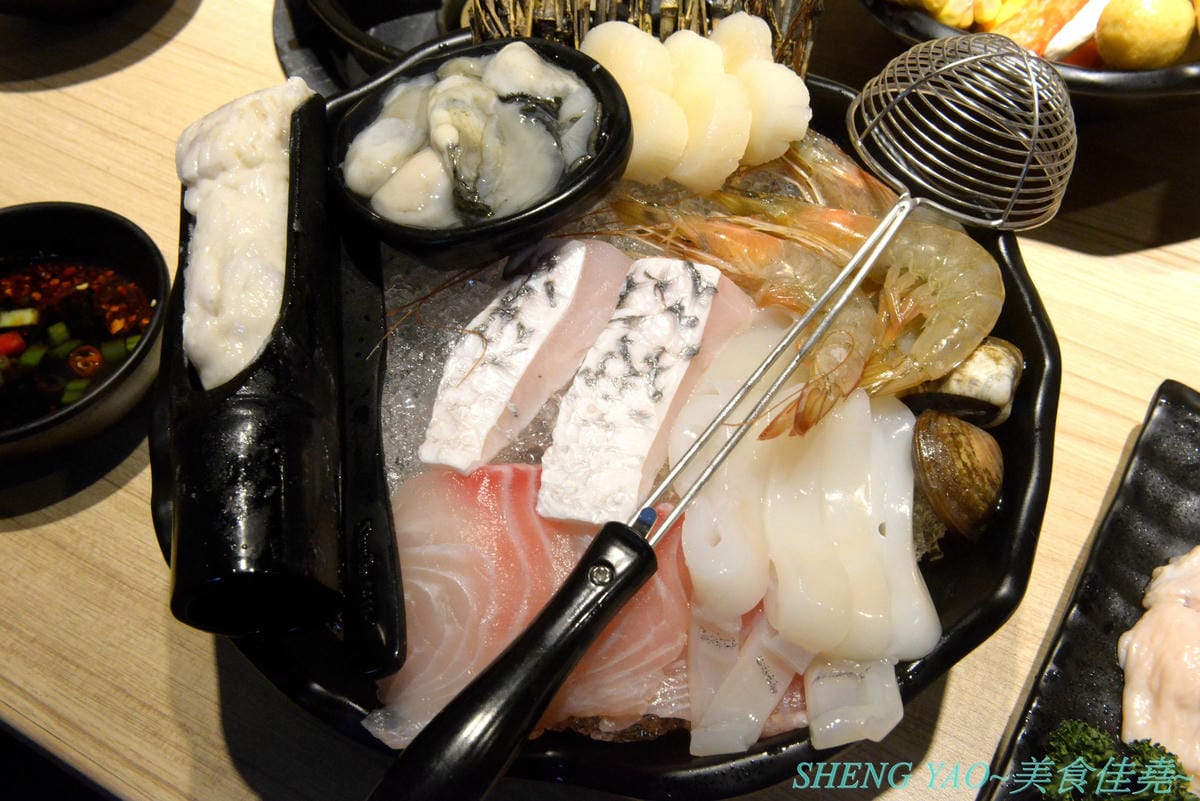 [台中東區]小旬湯 樂農.鑄鐵鍋 太平店 – 嘉義知名火鍋店進軍台中,日系木質裝潢,鍋子是用南部鐵器鑄鐵鍋並結合在地小農蔬果食材,平實價位且不收服務費,食肉族必點他們的福岡博多肉肉圈火鍋
