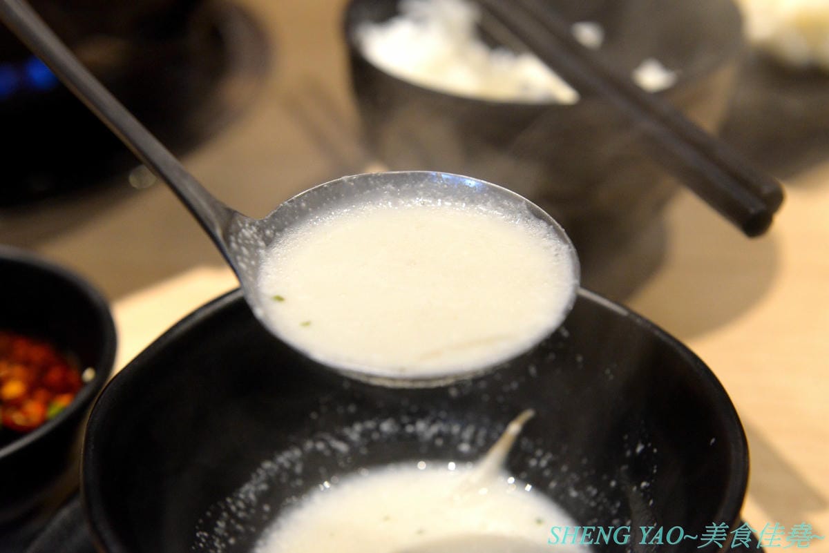 [台中東區]小旬湯 樂農.鑄鐵鍋 太平店 – 嘉義知名火鍋店進軍台中,日系木質裝潢,鍋子是用南部鐵器鑄鐵鍋並結合在地小農蔬果食材,平實價位且不收服務費,食肉族必點他們的福岡博多肉肉圈火鍋