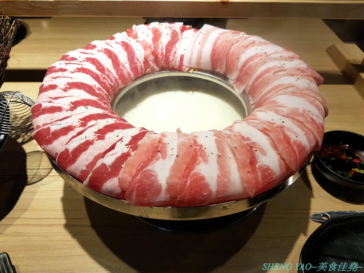 [台中東區]小旬湯 樂農.鑄鐵鍋 太平店 – 嘉義知名火鍋店進軍台中,日系木質裝潢,鍋子是用南部鐵器鑄鐵鍋並結合在地小農蔬果食材,平實價位且不收服務費,食肉族必點他們的福岡博多肉肉圈火鍋