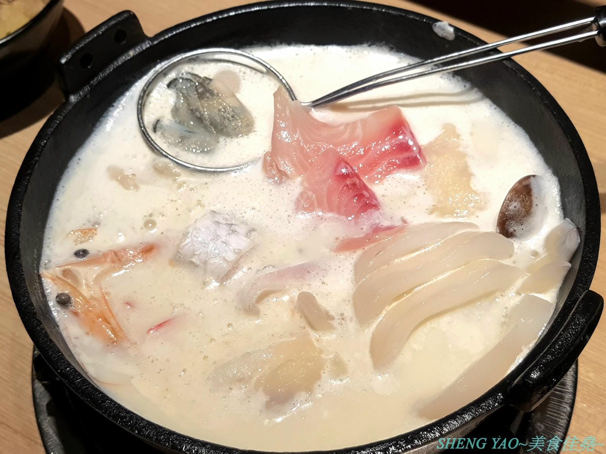 [台中東區]小旬湯 樂農.鑄鐵鍋 太平店 – 嘉義知名火鍋店進軍台中,日系木質裝潢,鍋子是用南部鐵器鑄鐵鍋並結合在地小農蔬果食材,平實價位且不收服務費,食肉族必點他們的福岡博多肉肉圈火鍋