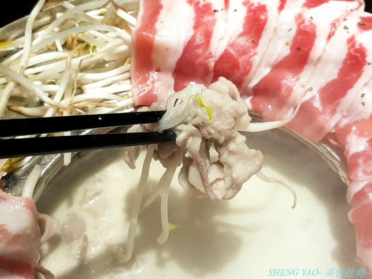 [台中東區]小旬湯 樂農.鑄鐵鍋 太平店 – 嘉義知名火鍋店進軍台中,日系木質裝潢,鍋子是用南部鐵器鑄鐵鍋並結合在地小農蔬果食材,平實價位且不收服務費,食肉族必點他們的福岡博多肉肉圈火鍋