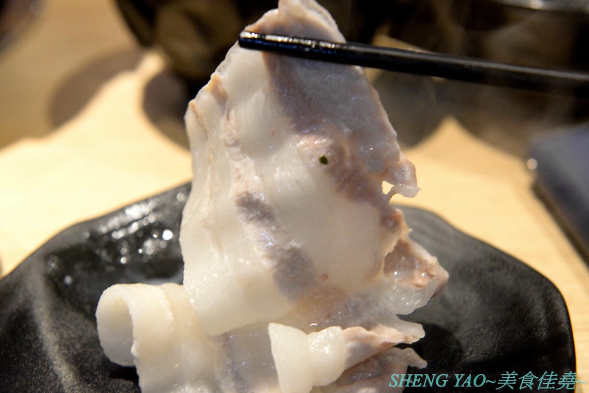[台中東區]小旬湯 樂農.鑄鐵鍋 太平店 – 嘉義知名火鍋店進軍台中,日系木質裝潢,鍋子是用南部鐵器鑄鐵鍋並結合在地小農蔬果食材,平實價位且不收服務費,食肉族必點他們的福岡博多肉肉圈火鍋