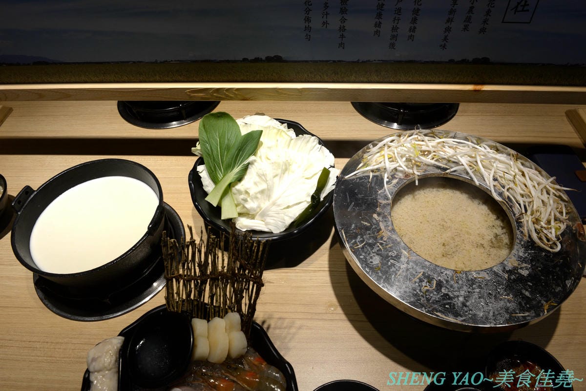 [台中東區]小旬湯 樂農.鑄鐵鍋 太平店 – 嘉義知名火鍋店進軍台中,日系木質裝潢,鍋子是用南部鐵器鑄鐵鍋並結合在地小農蔬果食材,平實價位且不收服務費,食肉族必點他們的福岡博多肉肉圈火鍋