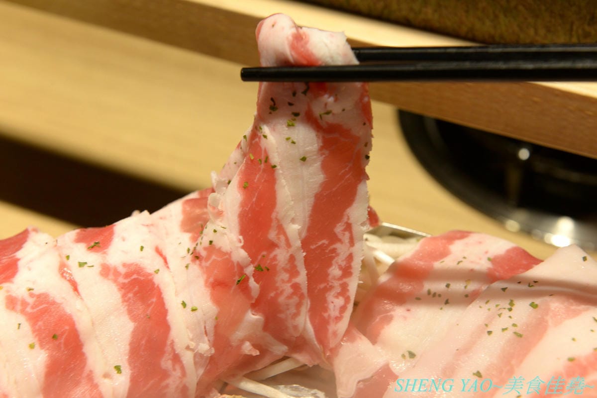 [台中東區]小旬湯 樂農.鑄鐵鍋 太平店 – 嘉義知名火鍋店進軍台中,日系木質裝潢,鍋子是用南部鐵器鑄鐵鍋並結合在地小農蔬果食材,平實價位且不收服務費,食肉族必點他們的福岡博多肉肉圈火鍋