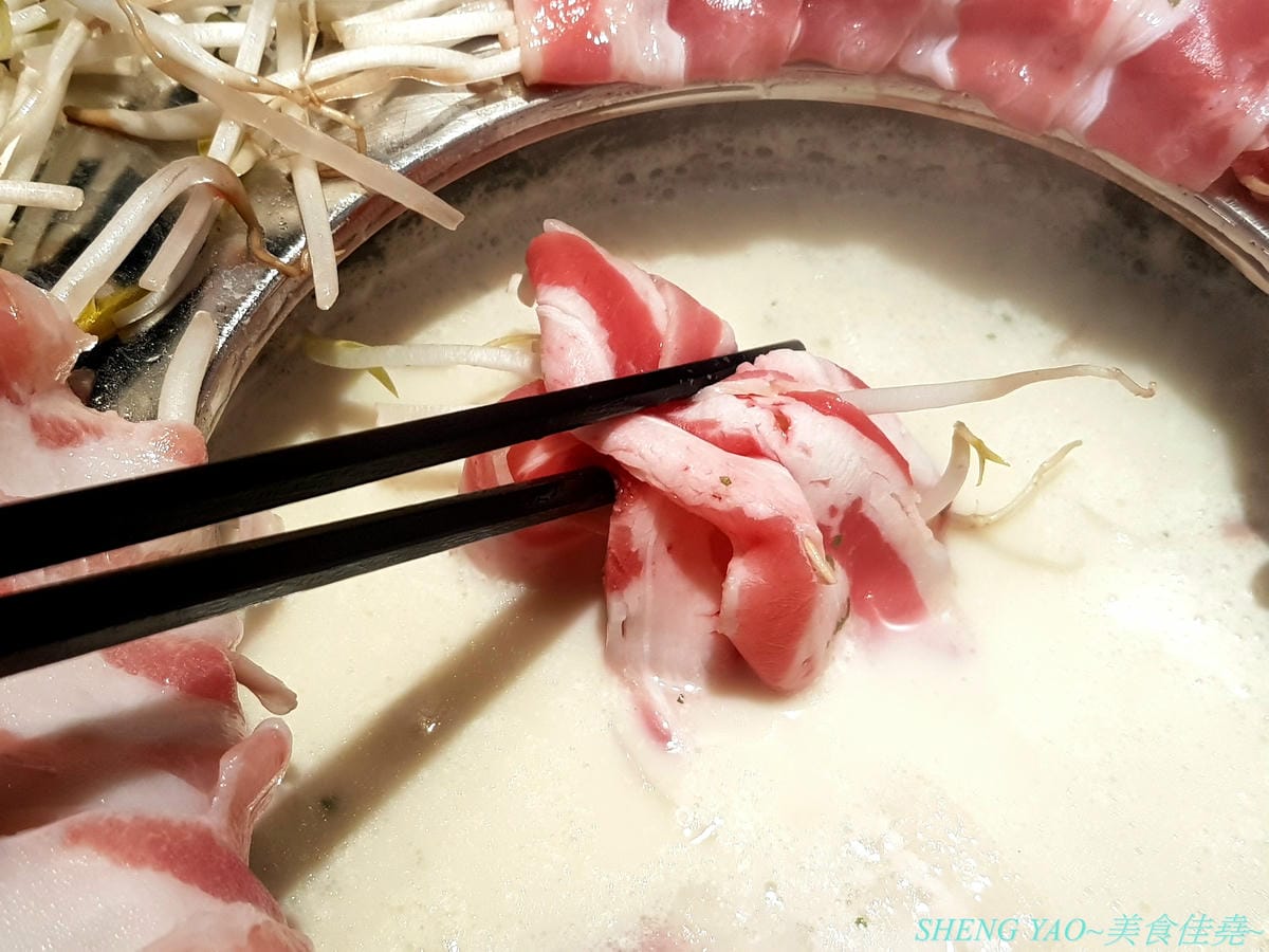 [台中東區]小旬湯 樂農.鑄鐵鍋 太平店 – 嘉義知名火鍋店進軍台中,日系木質裝潢,鍋子是用南部鐵器鑄鐵鍋並結合在地小農蔬果食材,平實價位且不收服務費,食肉族必點他們的福岡博多肉肉圈火鍋