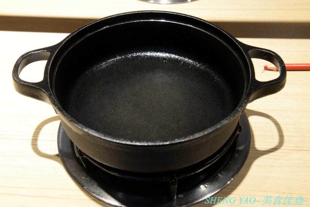 [台中東區]小旬湯 樂農.鑄鐵鍋 太平店 – 嘉義知名火鍋店進軍台中,日系木質裝潢,鍋子是用南部鐵器鑄鐵鍋並結合在地小農蔬果食材,平實價位且不收服務費,食肉族必點他們的福岡博多肉肉圈火鍋