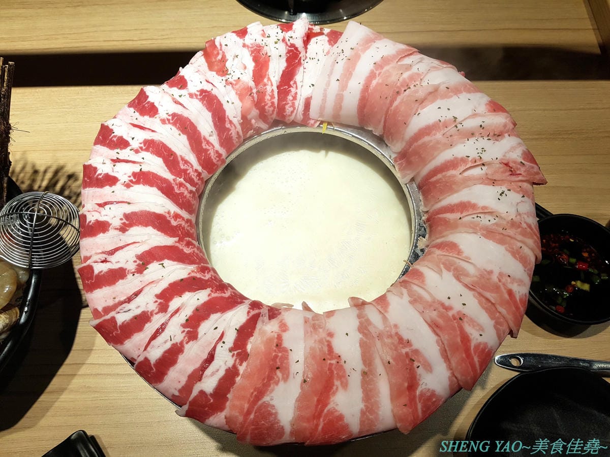 [台中東區]小旬湯 樂農.鑄鐵鍋 太平店 – 嘉義知名火鍋店進軍台中,日系木質裝潢,鍋子是用南部鐵器鑄鐵鍋並結合在地小農蔬果食材,平實價位且不收服務費,食肉族必點他們的福岡博多肉肉圈火鍋