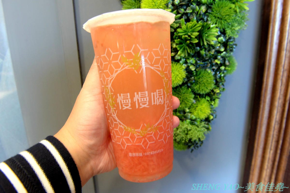 [台中梧棲]慢慢喝 – 海線也有賣超夯的黑糖珍珠奶茶舒芙蕾了 !! 百元平實價位就能吃到,還有創意口味花生湯圓舒芙蕾,手搖飲料也好喝。