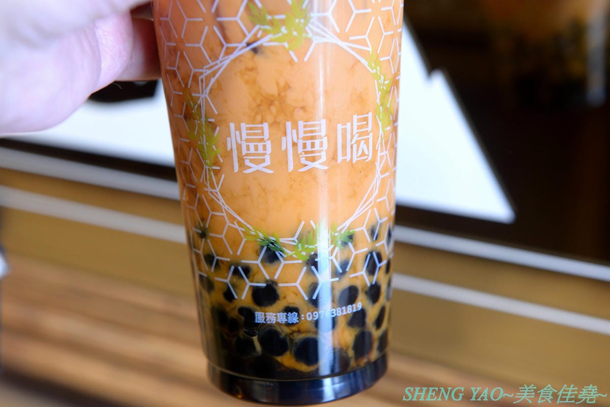 [台中梧棲]慢慢喝 – 海線也有賣超夯的黑糖珍珠奶茶舒芙蕾了 !! 百元平實價位就能吃到,還有創意口味花生湯圓舒芙蕾,手搖飲料也好喝。