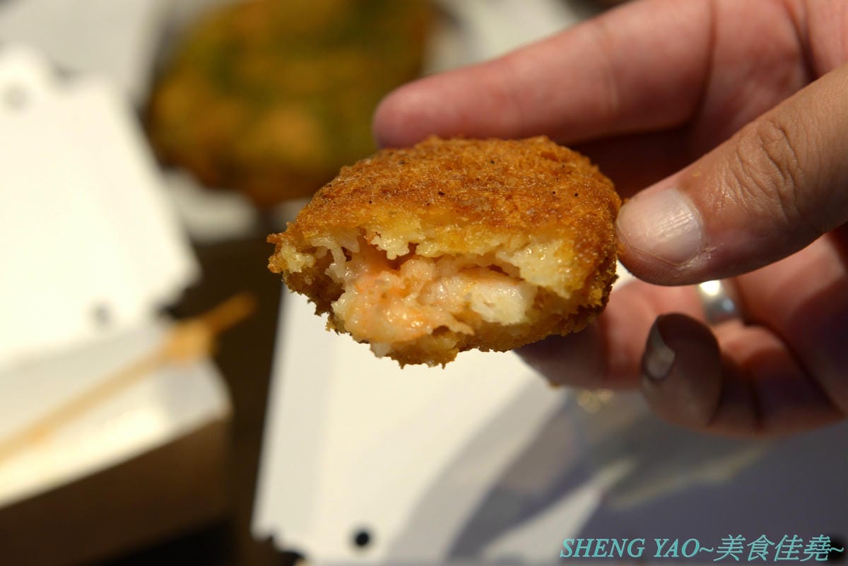 [基隆仁愛]好運殿 – 基隆少見的日式炸物專賣店,路邊炸物攤也吃得到和風唐揚雞、炙燒明太子雞等日式炸物,炸物全都現點現炸,大推炙燒明太子雞,厚厚明太子醬搭配多汁雞腿肉條,根本神好吃。