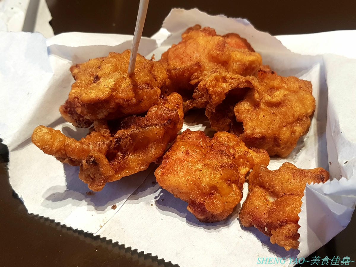 [基隆仁愛]好運殿 – 基隆少見的日式炸物專賣店,路邊炸物攤也吃得到和風唐揚雞、炙燒明太子雞等日式炸物,炸物全都現點現炸,大推炙燒明太子雞,厚厚明太子醬搭配多汁雞腿肉條,根本神好吃。