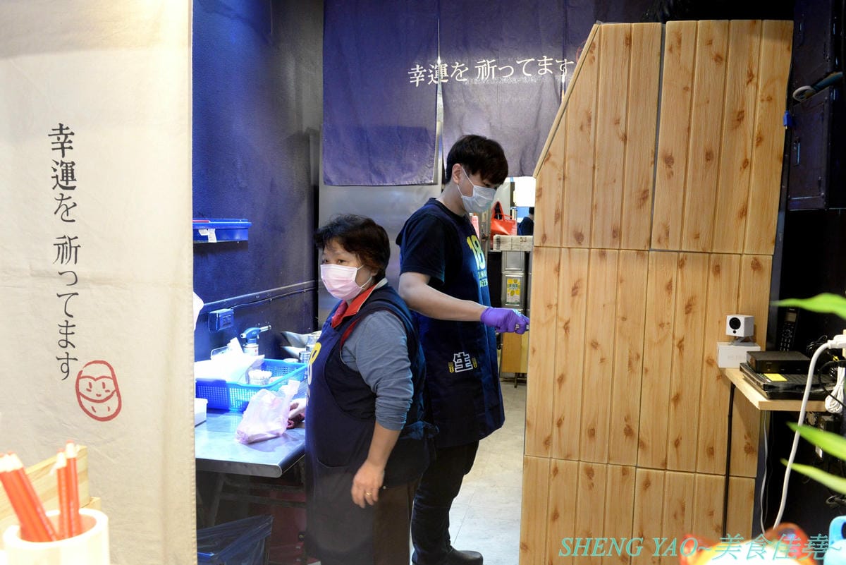 [基隆仁愛]好運殿 – 基隆少見的日式炸物專賣店,路邊炸物攤也吃得到和風唐揚雞、炙燒明太子雞等日式炸物,炸物全都現點現炸,大推炙燒明太子雞,厚厚明太子醬搭配多汁雞腿肉條,根本神好吃。