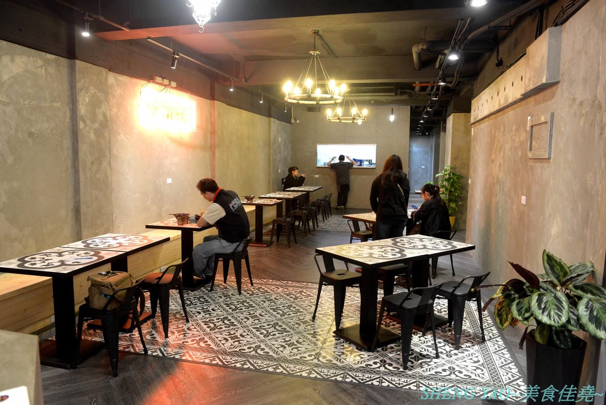 [台中龍井]金碗打老虎 – 東海商圈新開的創意”麵術館”,餐點口味還不錯,乾麵比湯麵更好吃一些,工業風混搭夜店風的裝潢風格很新潮,外頭竟然還有拳擊沙包袋,吃完東西還能順便打拳擊運動一下。
