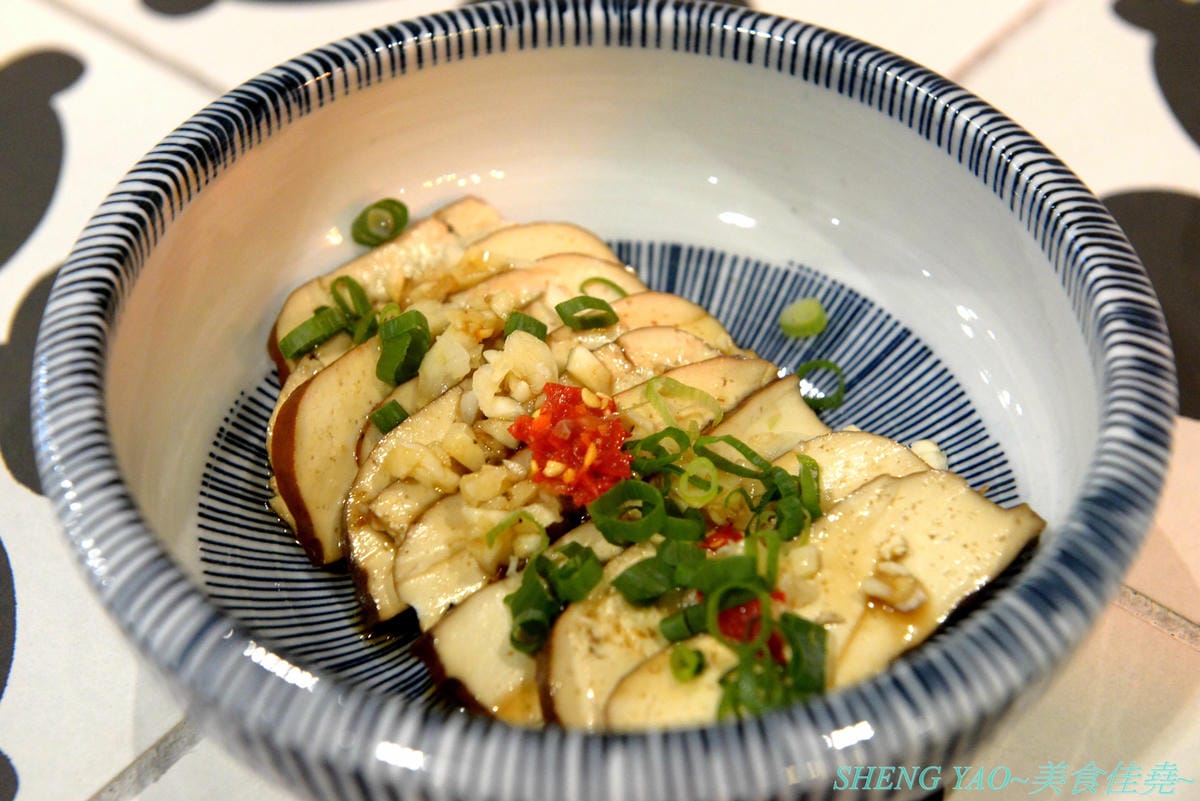 [台中龍井]金碗打老虎 – 東海商圈新開的創意”麵術館”,餐點口味還不錯,乾麵比湯麵更好吃一些,工業風混搭夜店風的裝潢風格很新潮,外頭竟然還有拳擊沙包袋,吃完東西還能順便打拳擊運動一下。