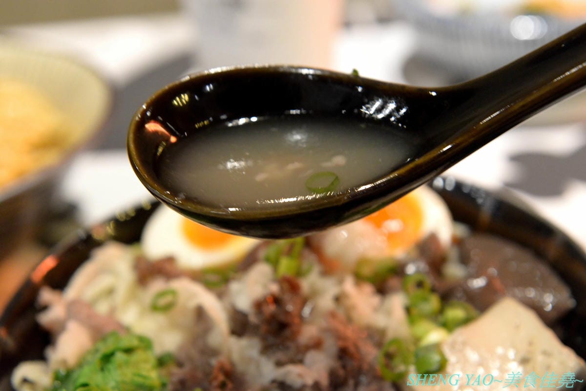 [台中龍井]金碗打老虎 – 東海商圈新開的創意”麵術館”,餐點口味還不錯,乾麵比湯麵更好吃一些,工業風混搭夜店風的裝潢風格很新潮,外頭竟然還有拳擊沙包袋,吃完東西還能順便打拳擊運動一下。
