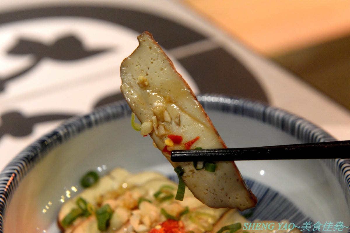 [台中龍井]金碗打老虎 – 東海商圈新開的創意”麵術館”,餐點口味還不錯,乾麵比湯麵更好吃一些,工業風混搭夜店風的裝潢風格很新潮,外頭竟然還有拳擊沙包袋,吃完東西還能順便打拳擊運動一下。