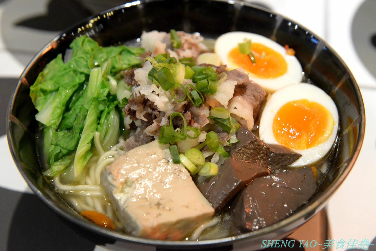 [台中龍井]金碗打老虎 – 東海商圈新開的創意”麵術館”,餐點口味還不錯,乾麵比湯麵更好吃一些,工業風混搭夜店風的裝潢風格很新潮,外頭竟然還有拳擊沙包袋,吃完東西還能順便打拳擊運動一下。