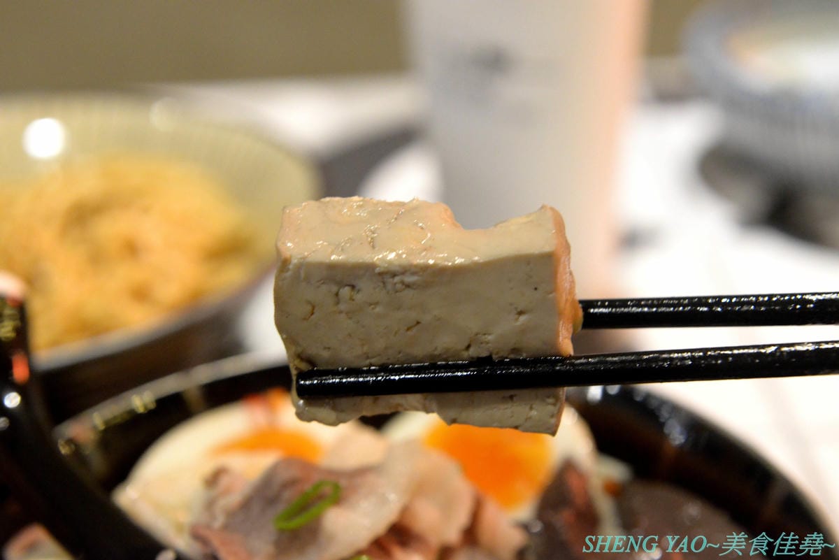 [台中龍井]金碗打老虎 – 東海商圈新開的創意”麵術館”,餐點口味還不錯,乾麵比湯麵更好吃一些,工業風混搭夜店風的裝潢風格很新潮,外頭竟然還有拳擊沙包袋,吃完東西還能順便打拳擊運動一下。
