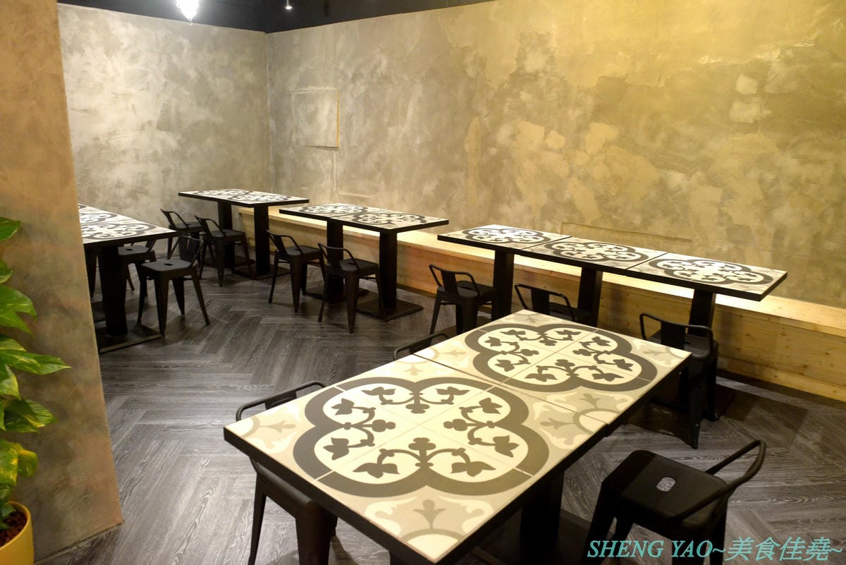 [台中龍井]金碗打老虎 – 東海商圈新開的創意”麵術館”,餐點口味還不錯,乾麵比湯麵更好吃一些,工業風混搭夜店風的裝潢風格很新潮,外頭竟然還有拳擊沙包袋,吃完東西還能順便打拳擊運動一下。