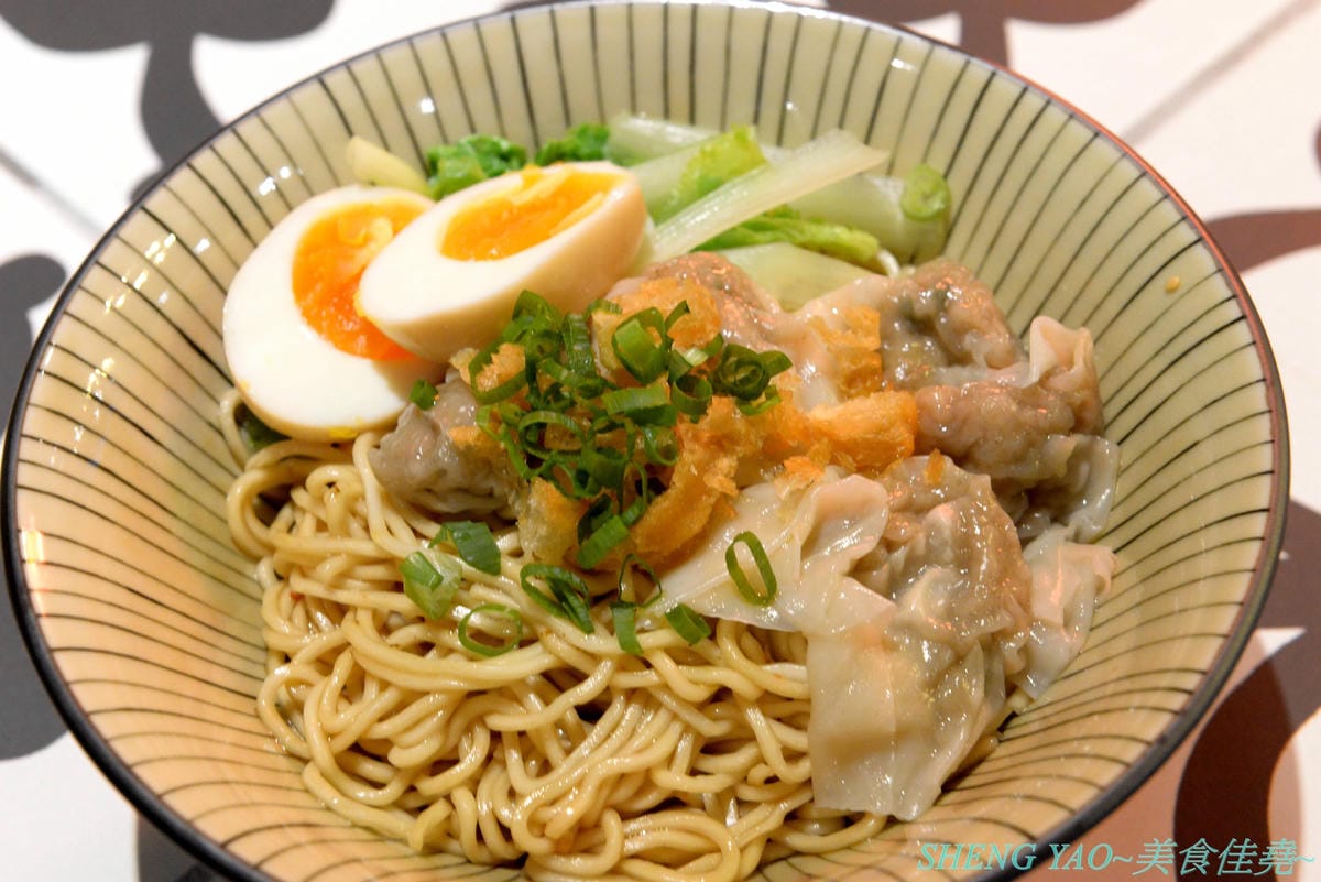 [台中龍井]金碗打老虎 – 東海商圈新開的創意”麵術館”,餐點口味還不錯,乾麵比湯麵更好吃一些,工業風混搭夜店風的裝潢風格很新潮,外頭竟然還有拳擊沙包袋,吃完東西還能順便打拳擊運動一下。