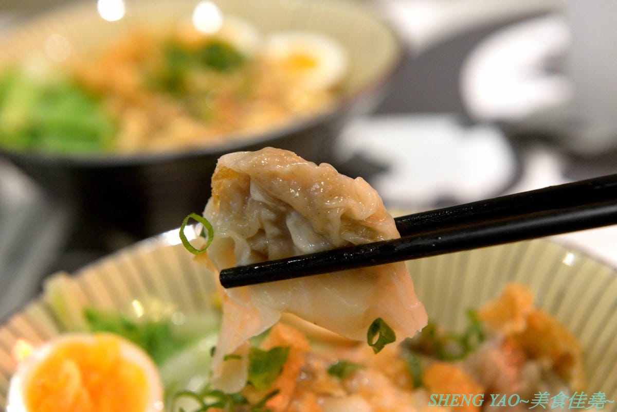 [台中龍井]金碗打老虎 – 東海商圈新開的創意”麵術館”,餐點口味還不錯,乾麵比湯麵更好吃一些,工業風混搭夜店風的裝潢風格很新潮,外頭竟然還有拳擊沙包袋,吃完東西還能順便打拳擊運動一下。