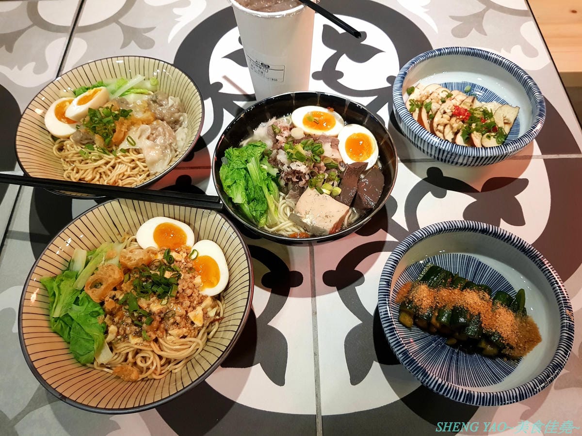 [台中龍井]金碗打老虎 – 東海商圈新開的創意”麵術館”,餐點口味還不錯,乾麵比湯麵更好吃一些,工業風混搭夜店風的裝潢風格很新潮,外頭竟然還有拳擊沙包袋,吃完東西還能順便打拳擊運動一下。