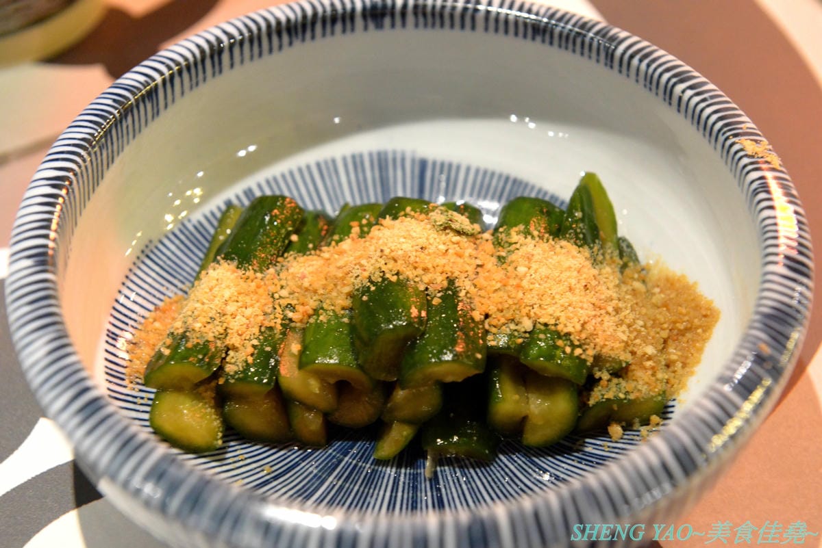 [台中龍井]金碗打老虎 – 東海商圈新開的創意”麵術館”,餐點口味還不錯,乾麵比湯麵更好吃一些,工業風混搭夜店風的裝潢風格很新潮,外頭竟然還有拳擊沙包袋,吃完東西還能順便打拳擊運動一下。