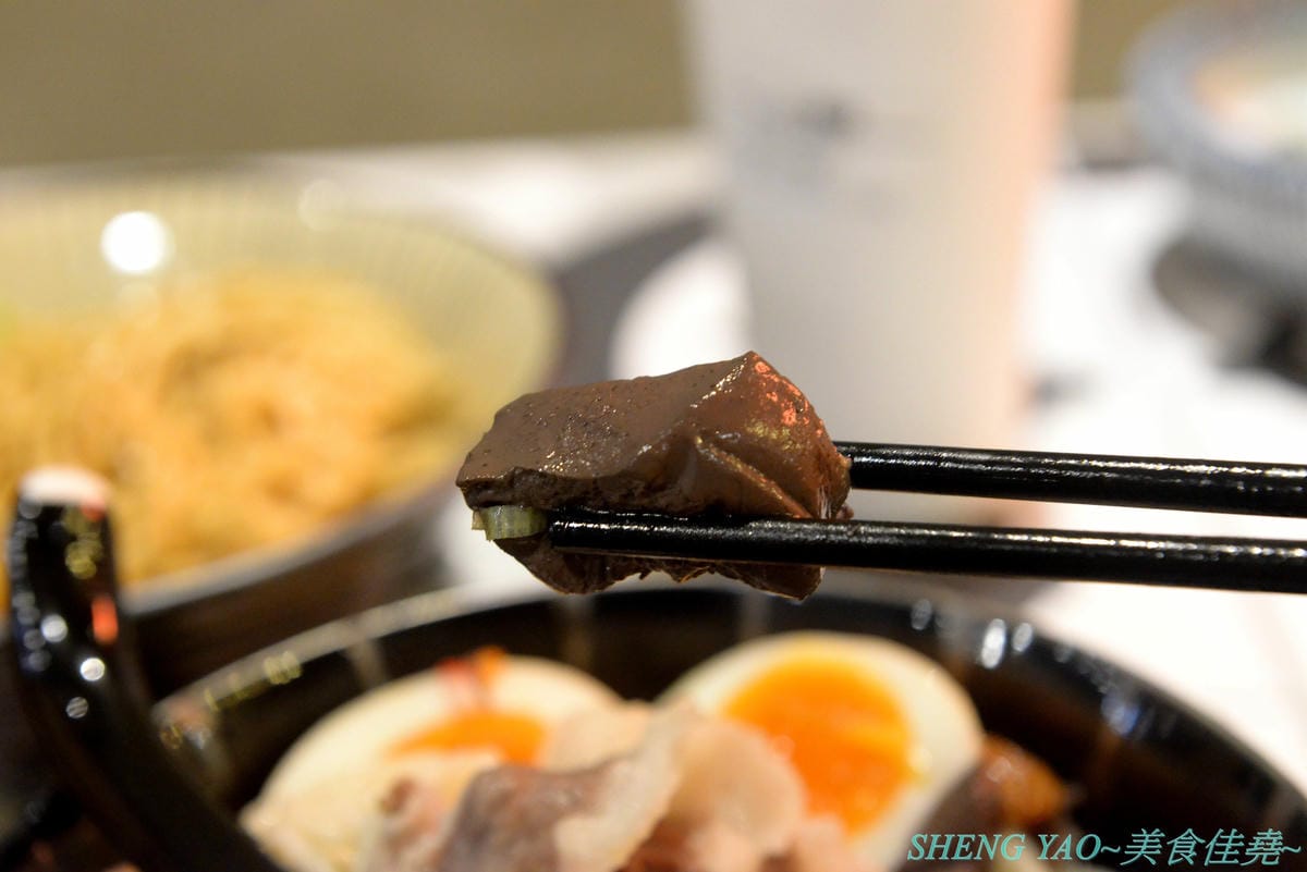 [台中龍井]金碗打老虎 – 東海商圈新開的創意”麵術館”,餐點口味還不錯,乾麵比湯麵更好吃一些,工業風混搭夜店風的裝潢風格很新潮,外頭竟然還有拳擊沙包袋,吃完東西還能順便打拳擊運動一下。