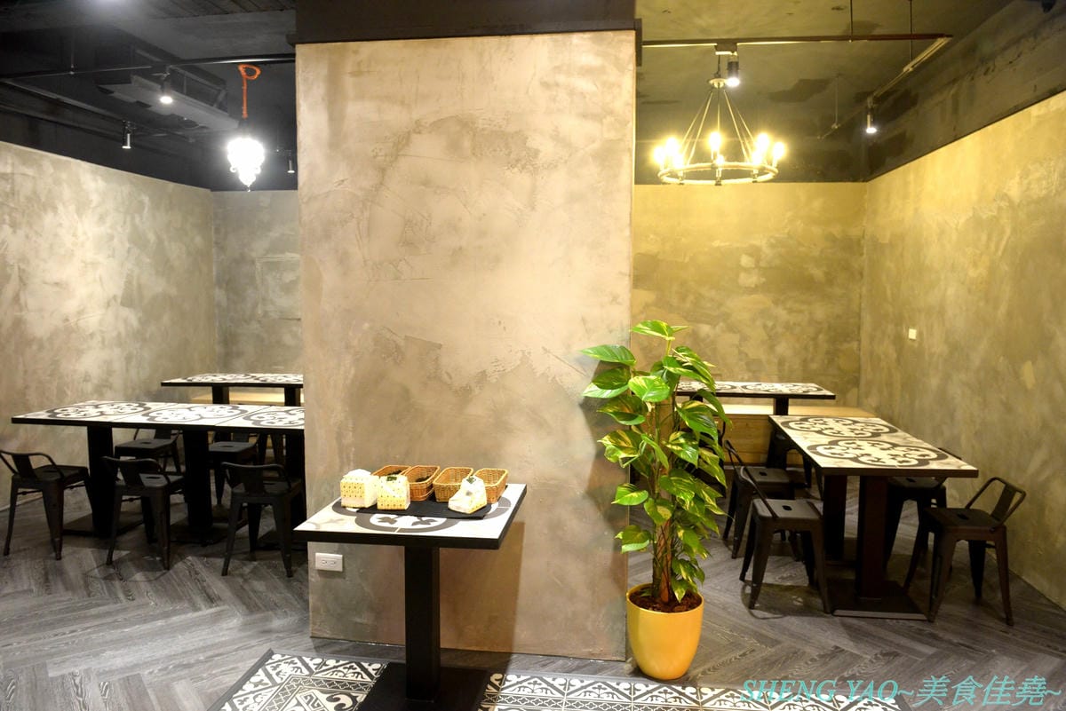 [台中龍井]金碗打老虎 – 東海商圈新開的創意”麵術館”,餐點口味還不錯,乾麵比湯麵更好吃一些,工業風混搭夜店風的裝潢風格很新潮,外頭竟然還有拳擊沙包袋,吃完東西還能順便打拳擊運動一下。