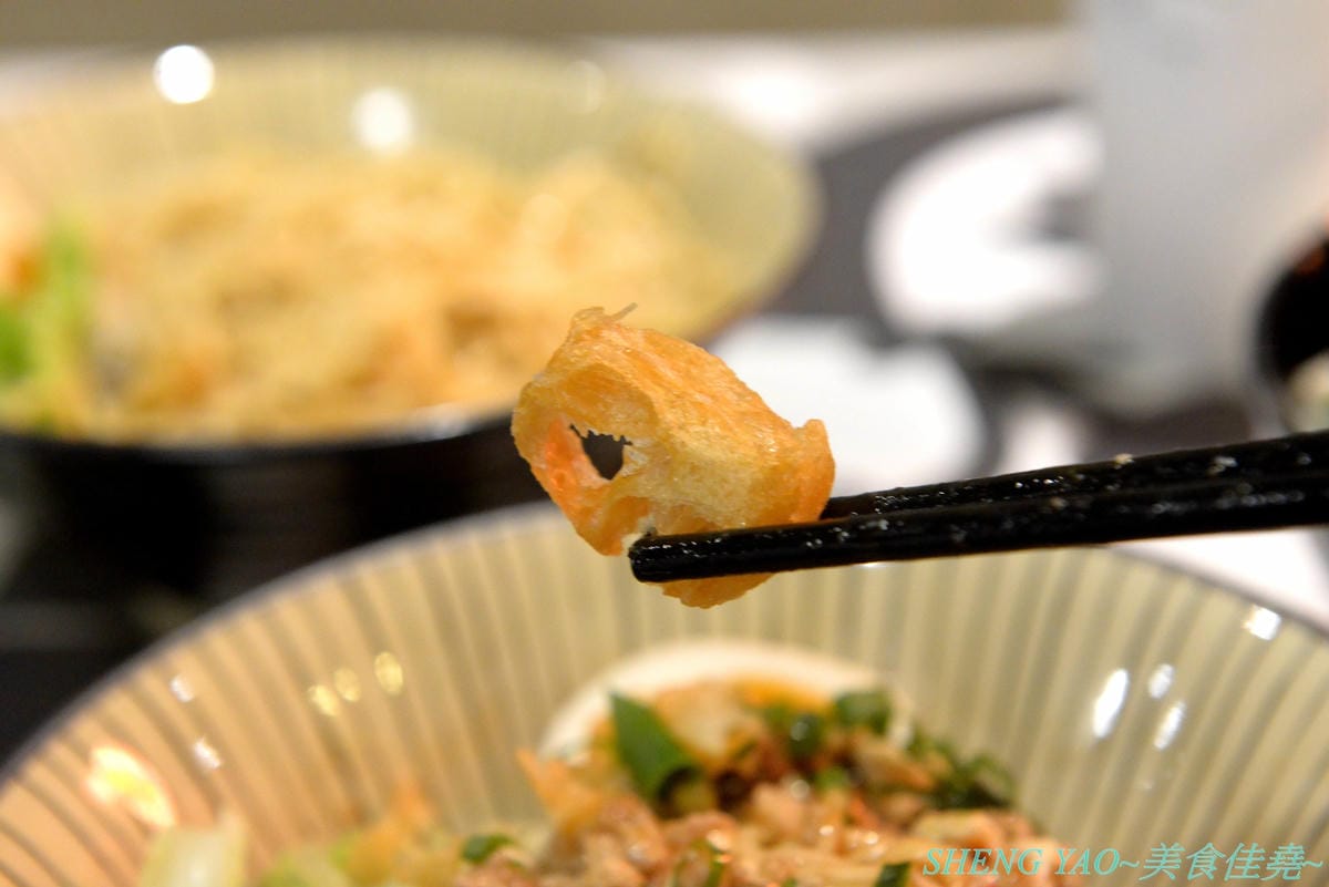 [台中龍井]金碗打老虎 – 東海商圈新開的創意”麵術館”,餐點口味還不錯,乾麵比湯麵更好吃一些,工業風混搭夜店風的裝潢風格很新潮,外頭竟然還有拳擊沙包袋,吃完東西還能順便打拳擊運動一下。