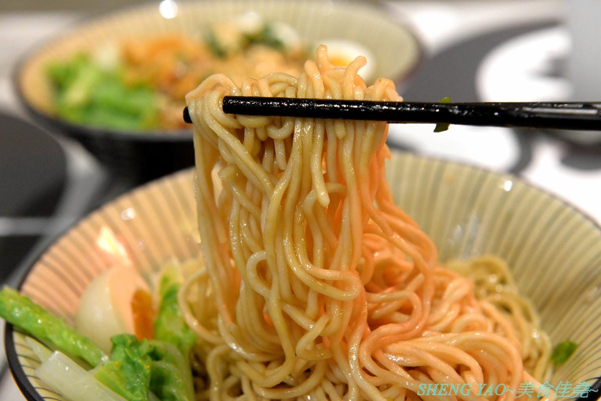 [台中龍井]金碗打老虎 – 東海商圈新開的創意”麵術館”,餐點口味還不錯,乾麵比湯麵更好吃一些,工業風混搭夜店風的裝潢風格很新潮,外頭竟然還有拳擊沙包袋,吃完東西還能順便打拳擊運動一下。